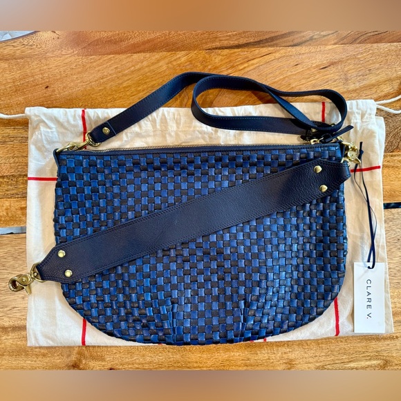 Clare V. Moyen Messenger - Picture 4 of 5